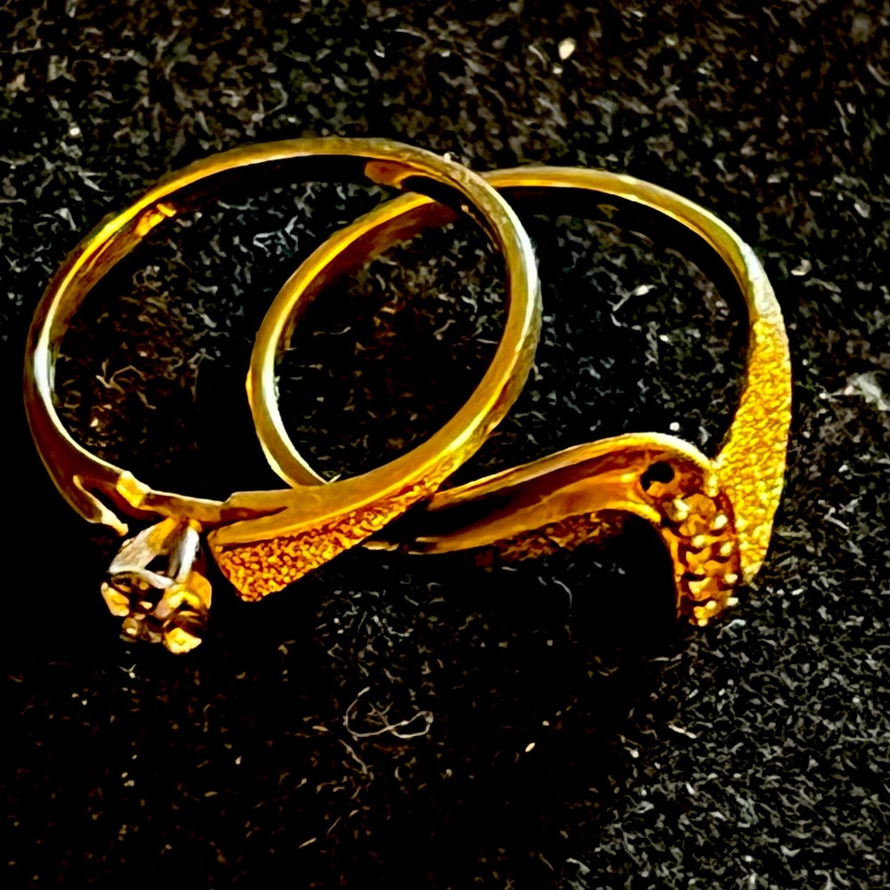 10k Gold Ring Set With Diamond Chips sz 5
